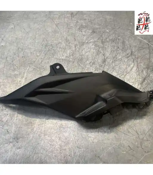 Flanc de selle Arrière Droit SYM JET 50 – 2024 Quantité Limitée