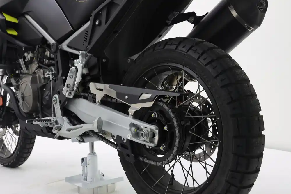 Marque Protège chaîne noir pour Aprilia Tuareg 660